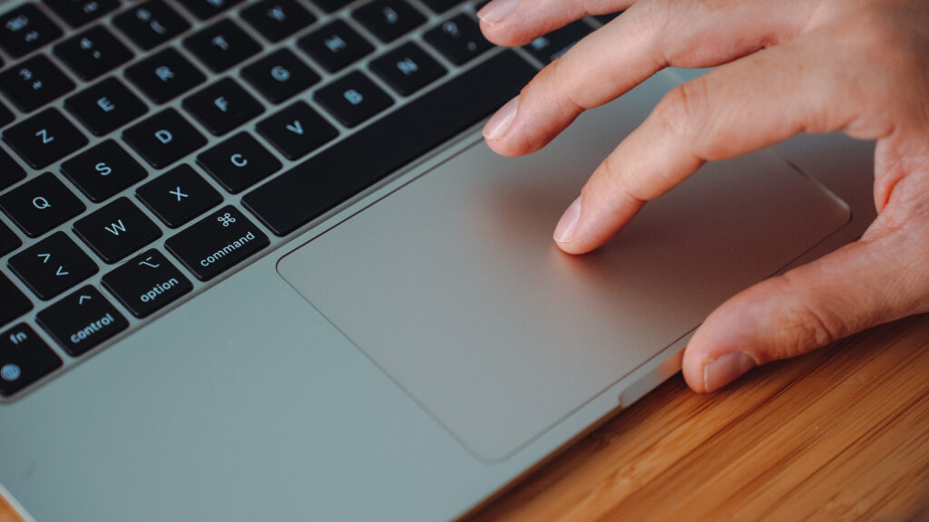 Le trackpad du MacBook Air M2, toujours un des meilleurs toutes marques confondues. // Source : Louise Audry pour Numerama