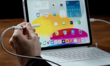 L’Apple Pencil doit être branché à un adaptateur, lui-même branché à un câble, lui même branché à l’iPad. Oui. // Source : Thomas Ancelle / Numerama