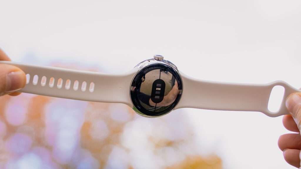 Même de dos, la Pixel Watch est jolie. Les bracelets peuvent facilement être retirés. // Source : Louise Audry pour Numerama