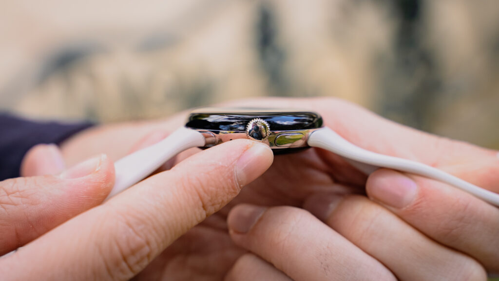 La Pixel Watch a une couronne rotative, comme l'Apple Watch. Elle permet de faire défiler une liste sans toucher l'écran. // Source : Louise Audry pour Numerama