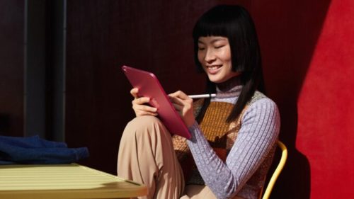 Cette personne est heureuse, mais elle vous cache qu'elle recharge son stylet avec un adaptateur. // Source : Apple