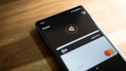 Un téléphone présentant le symbole NFC. // Source : Unsplash / Mika Baumeister