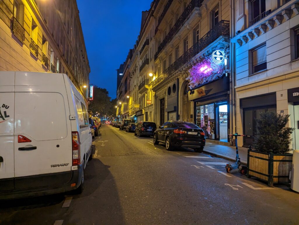 Sur cette image, il y a plein de sources de lumière différente. Les lampadaires, le restaurant… Le Pixel 7 ne se fait pas piéger. Il crée une image qui montre tout. // Source : Numerama