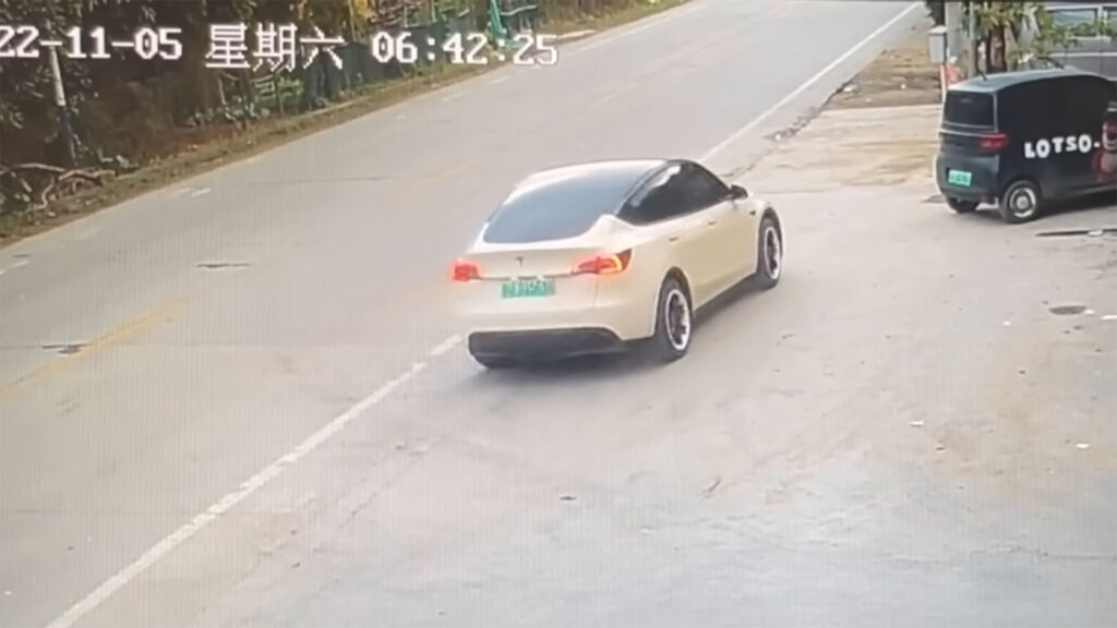 Extrait video de l'accident Tesla en Chine // Source : Capture Youtube 