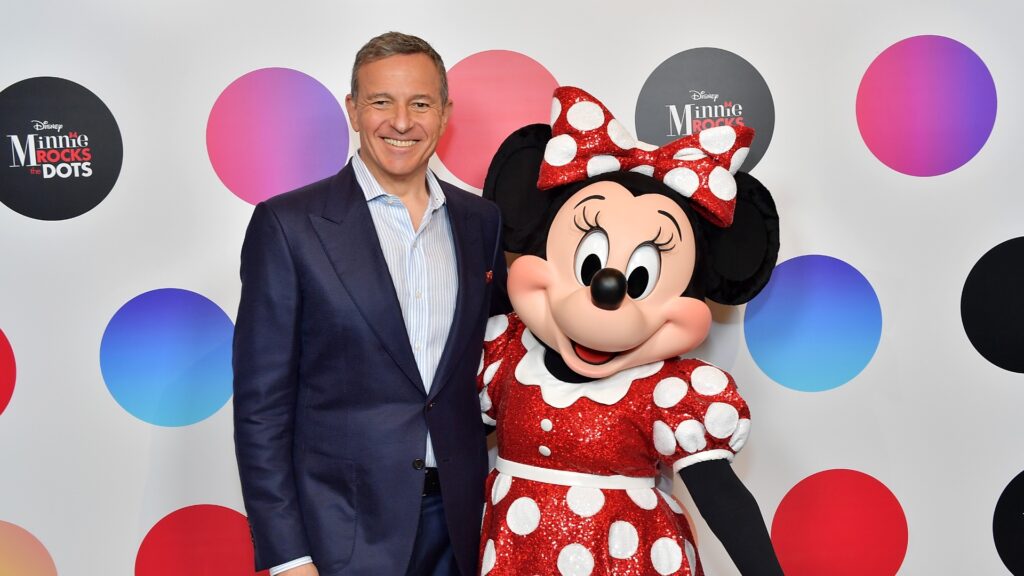 Bob Iger, avec Minnie, en 2018. // Source : Disney