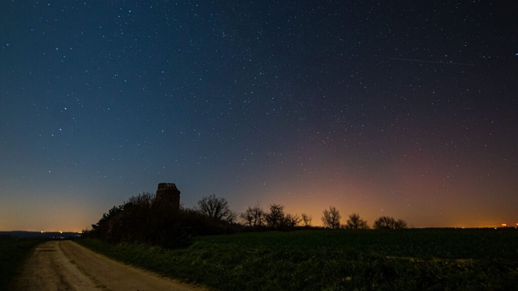 Les aurores dans l'ouest de la France. // Source : Via Twitter @AugrisCorentin (photo recadrée)