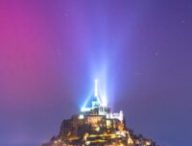 Aurores boréales au-dessus du Mont Saint-Michel. // Source : Via Twitter @mathieurivrin (photo recadrée)