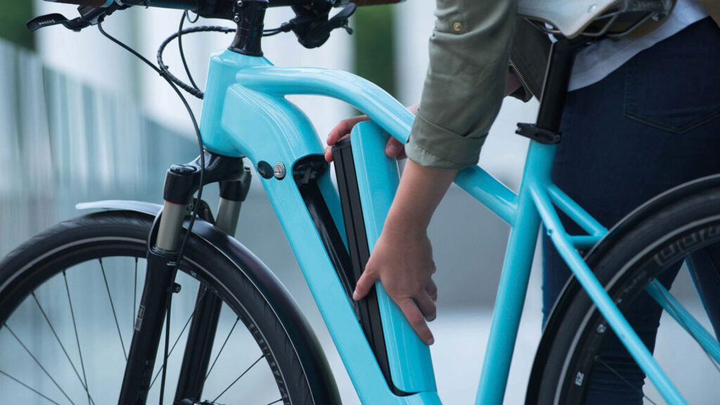 femme qui retire batterie de son vélo