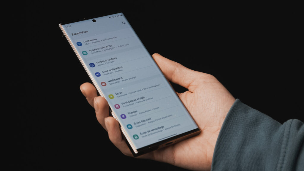 Samsung a amélioré l'affichage des réglages, mais sa surcouche One UI reste complexe. // Source : Thomas Ancelle / Numerama