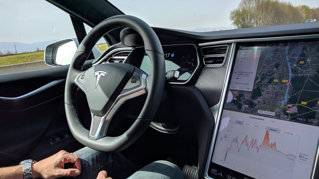 La Tesla rappelle vite de remettre les mains sur le volant // Source : Raphaelle Baut