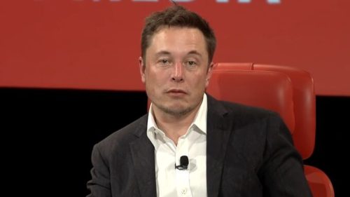 Elon Musk lors de la conférence Recode — lorsqu'il a dit que les Tesla pouvez d'ores et déjà conduire mieux que les humains // Source : YouTube / Recode