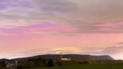 L'aurore boréale dans les Vosges. // Source : Via Twitter @kylian_natation