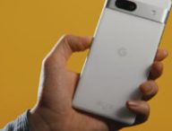 Le Pixel 7a est un téléphone assez compact, sa prise en main est plutôt agréable même s'il est un peu épais.  // Source : Thomas Ancelle / Numerama