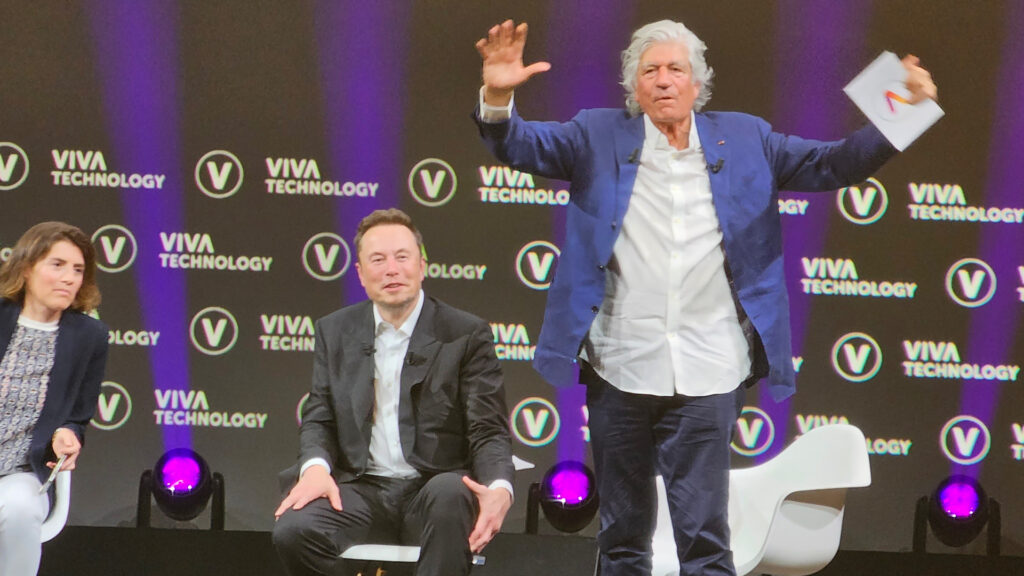 À la fin de la conférence, Maurice Levy a tenté de calmer le public, beaucoup trop excité.