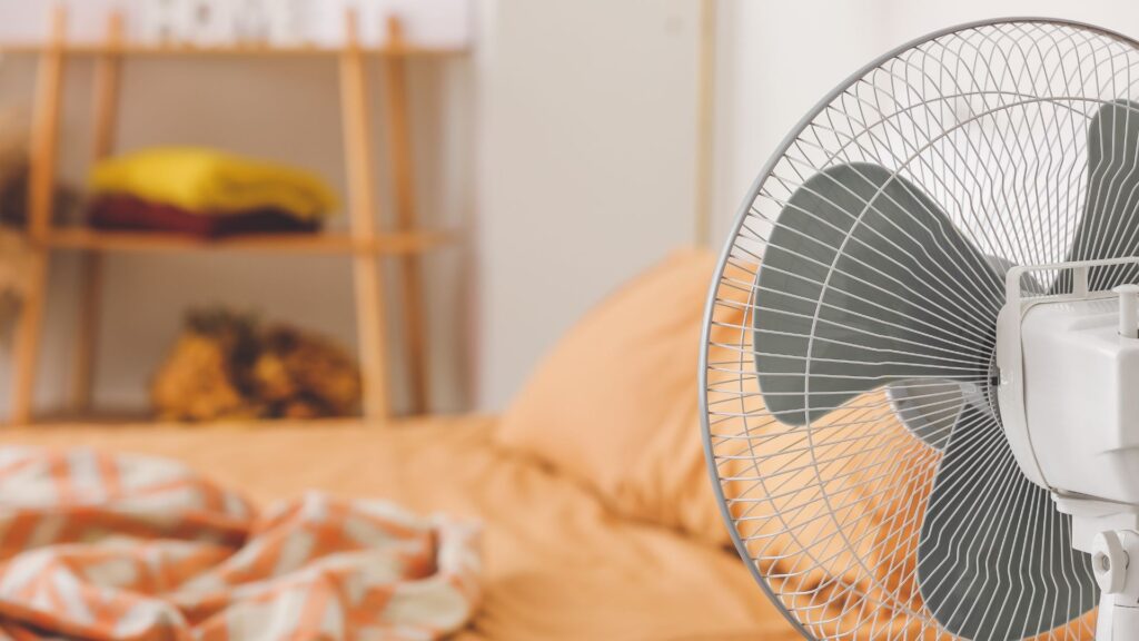 Dormir quand il fait chaud, un vrai défi. // Source : Canva