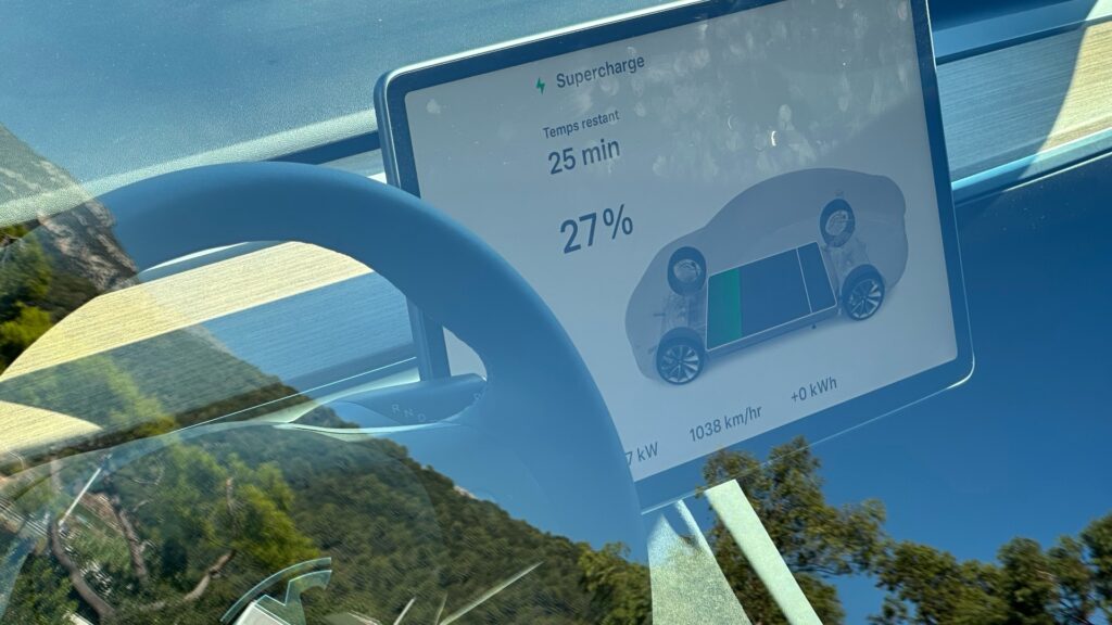 Lors d'une recharge à un Tesla SuperCharger, nous n'avions pas vu que notre recharge était bridée à 80 %. L'application nous aurait averti, mais nous n'y avons pas accès.