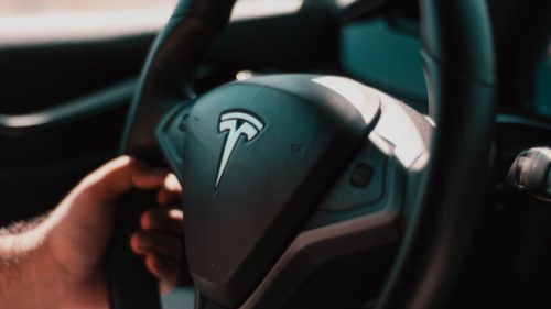 Au volant d'une Tesla // Source : Reet Talreja - Unsplash