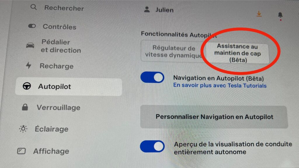 Si l'assistance au maintien de cap est désactivée, la Tesla se contente d'un régulateur de vitesse.