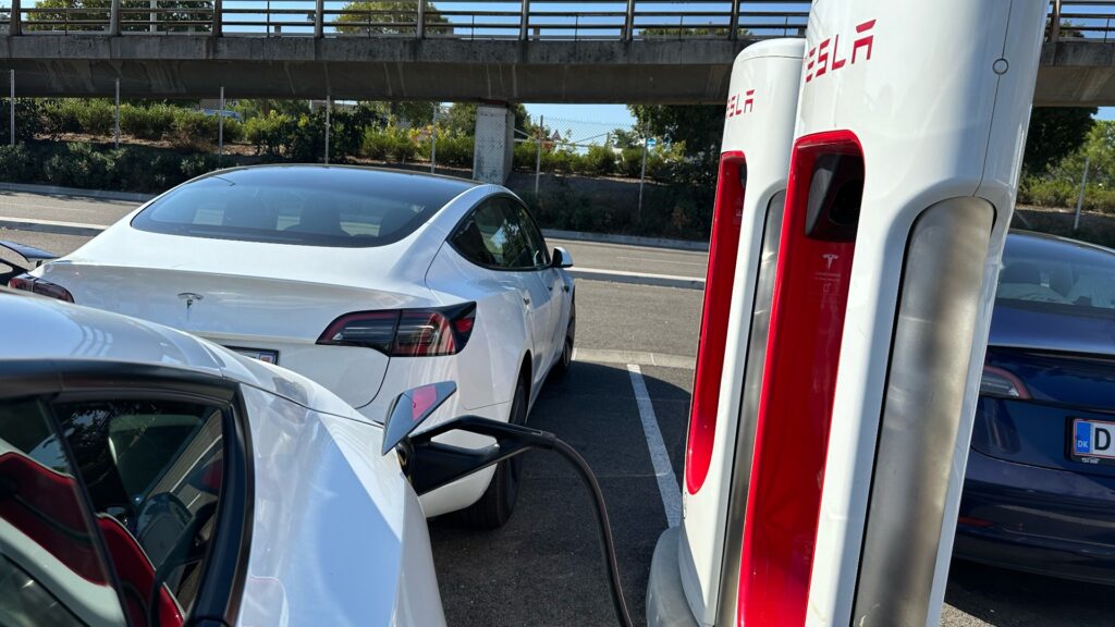 Les SuperCharger de Tesla intrègrent directement un câble de recharge.