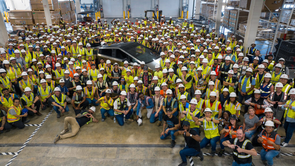 Photo de famille du premier Cybertruck produit // Source : Tesla