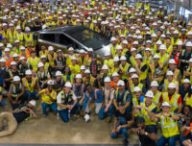 Photo de famille du premier Cybertruck produit // Source : Tesla