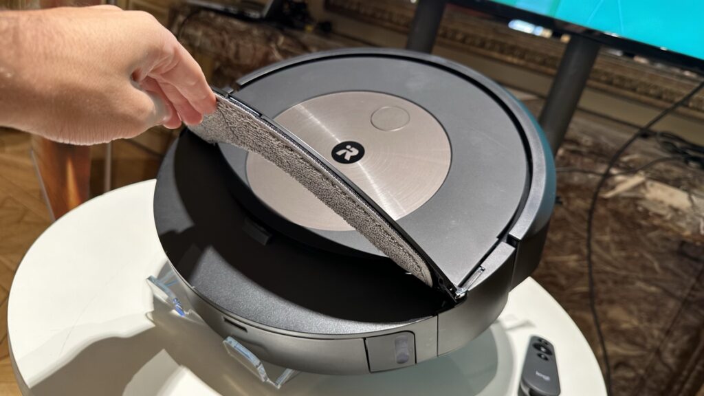 Le fameux module serpillère du Roomba j9+. Il peut passer sous l'aspirateur tout seul, comme une voiture décapotable.