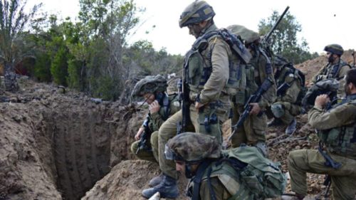 Des soldats israéliens devant une potentielle entrée de tunnel. // Source : Israel Defense Forces