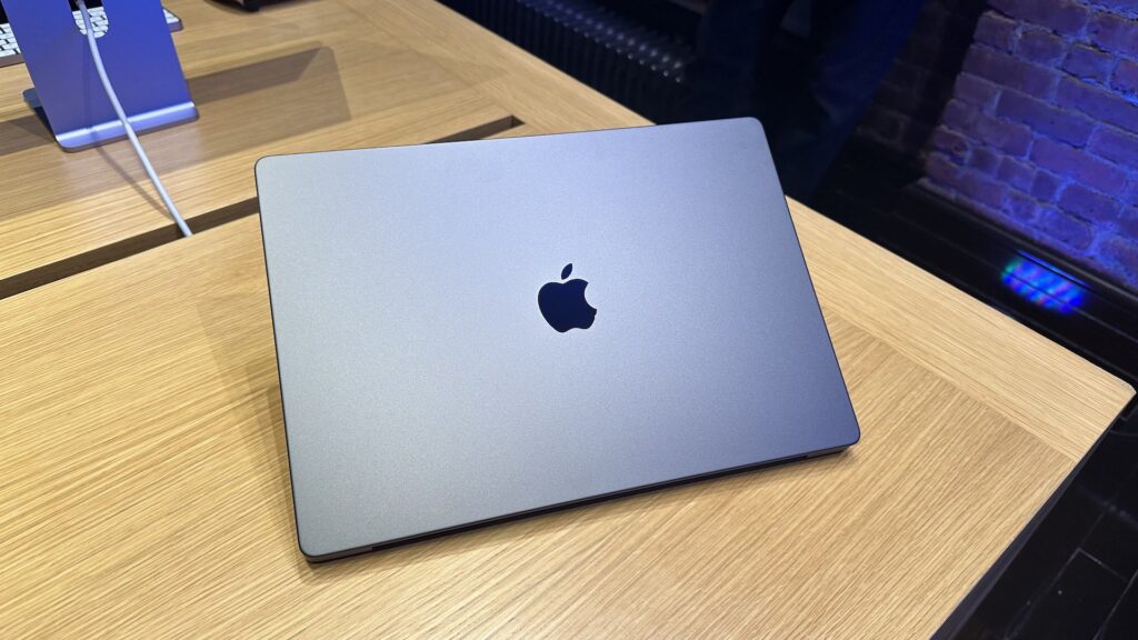 MacBook Pro M3 noir sidéral // Source : Maxime Claudel pour Numerama