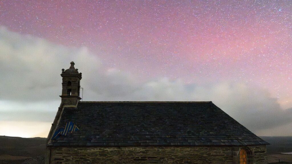 Dans le Finistère, aurores au-dessus du Mont Saint-Michel de Brasparts. // Source : Via X @mathieurivrin (photo recadrée)