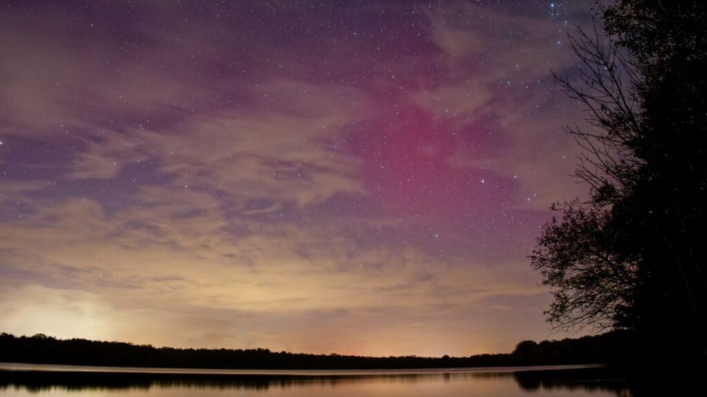 Lueurs roses dans le Maine et Loire. // Source : Via X @MaxXB79