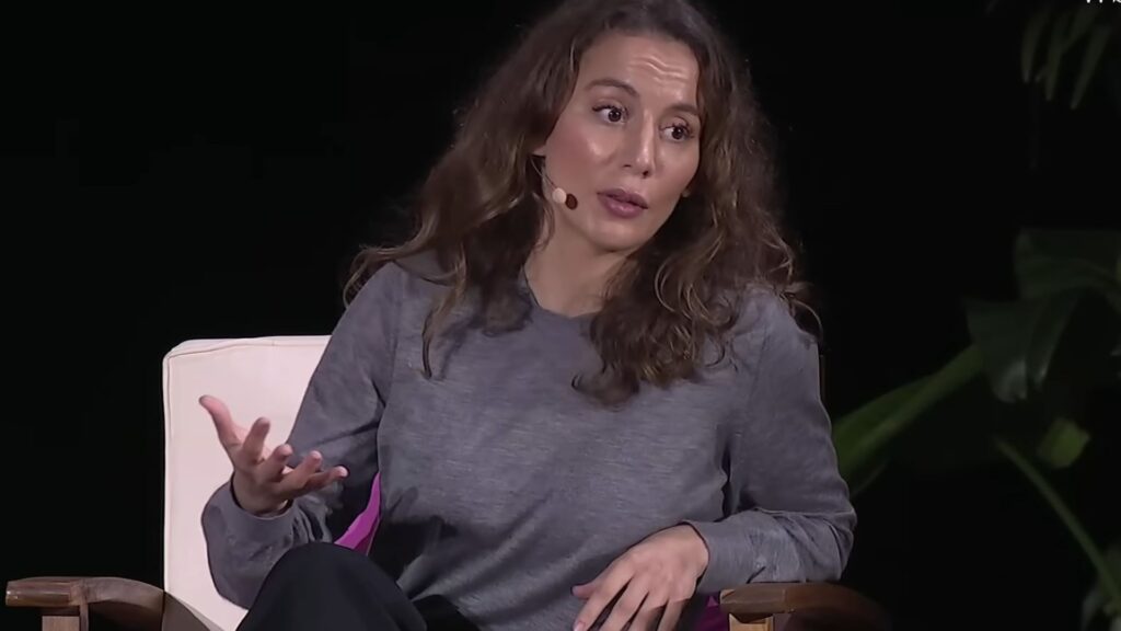 Mira Murati, nouvelle CEO d'OpenAI, lors d'une conférence du WSJ en 2023. // Source : Wall Street Journal / capture YouTube