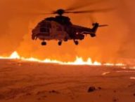 Un hélicoptère à proximité de Grindavik (Islande), où le volcan entre en éruption en cette fin 2023. // Source : Icelandic Coast Guard