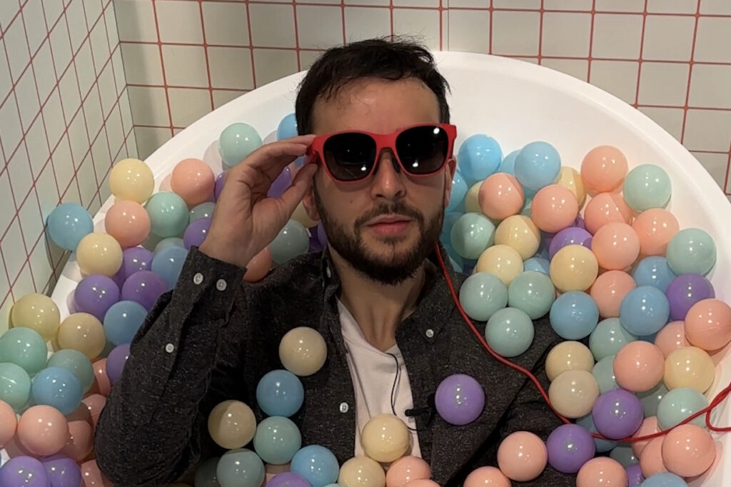 Xreal permet d'essayer ses lunettes AR dans une baignoire remplie de boules.