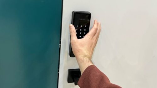 Philips Wi-Fi Palm Recognition Smart Deadbolt. // Source : Numerama