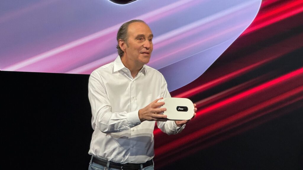 Xavier Niel et la Freebox Ultra // Source : Nicolas Lellouche pour Numerama