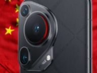 Le Huawei Pura 70 devant un drapeau chinois. // Source : Numerama