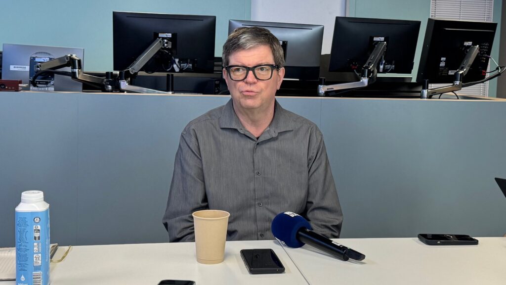 À la fin de sa conférence, Yann Le Cun s'est entretenu avec quelques journalistes. // Source : Numerama