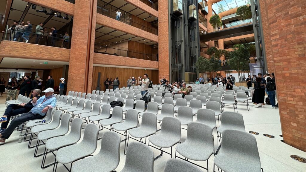 Le salle de la conférence Apple, avec des journalistes venus du monde entier à Londres. // Source : NL / Numerama