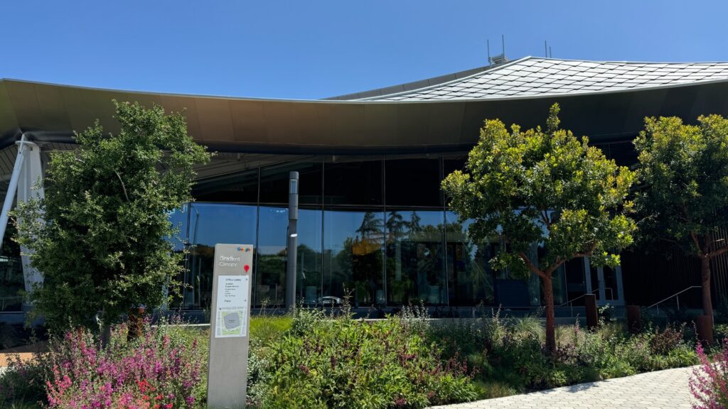 Le bâtiment de Gradient Canopy est recouvert de panneaux solaires à la forme étrange. Le reste est en verre et en carbone. // Source : Numerama