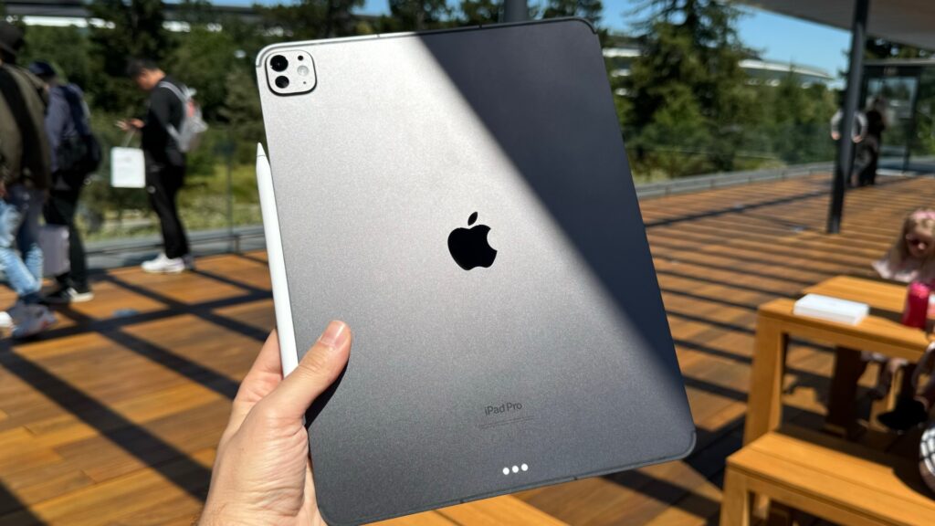 Le dos de l'iPad Pro M4, devant l'Apple Park. // Source : Numerama