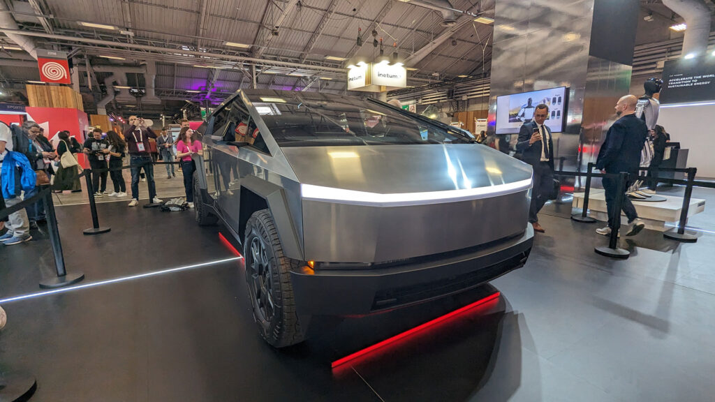 Tesla Cybertruck avec sa signature lumineuse spécifique // Source : Raphaelle Baut