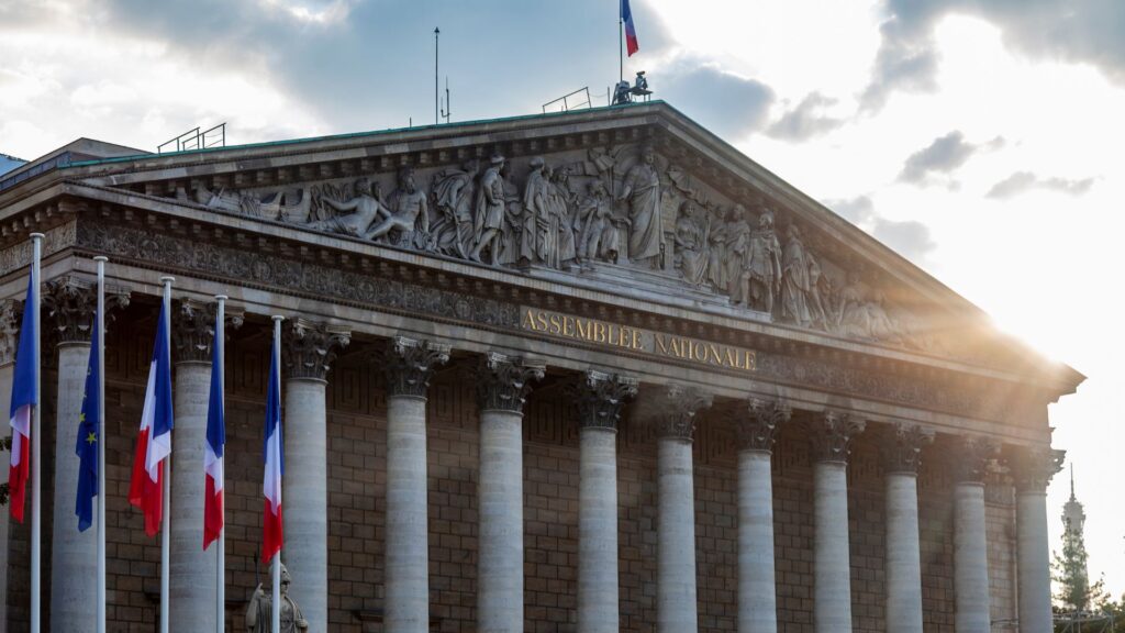 L'Assemblée nationale a été dissoute par Emmanuel Macron le 9 juin 2024 // Source : Canva