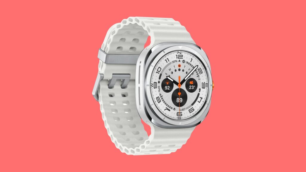 La Galaxy Watch Ultra avec un bracelet blanc. L'inspiration Apple Watch est moins évidente. // Source : Numerama