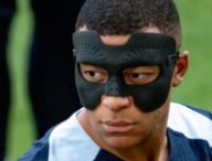 Mbappé avec son nouveau masque. // Source : FFF