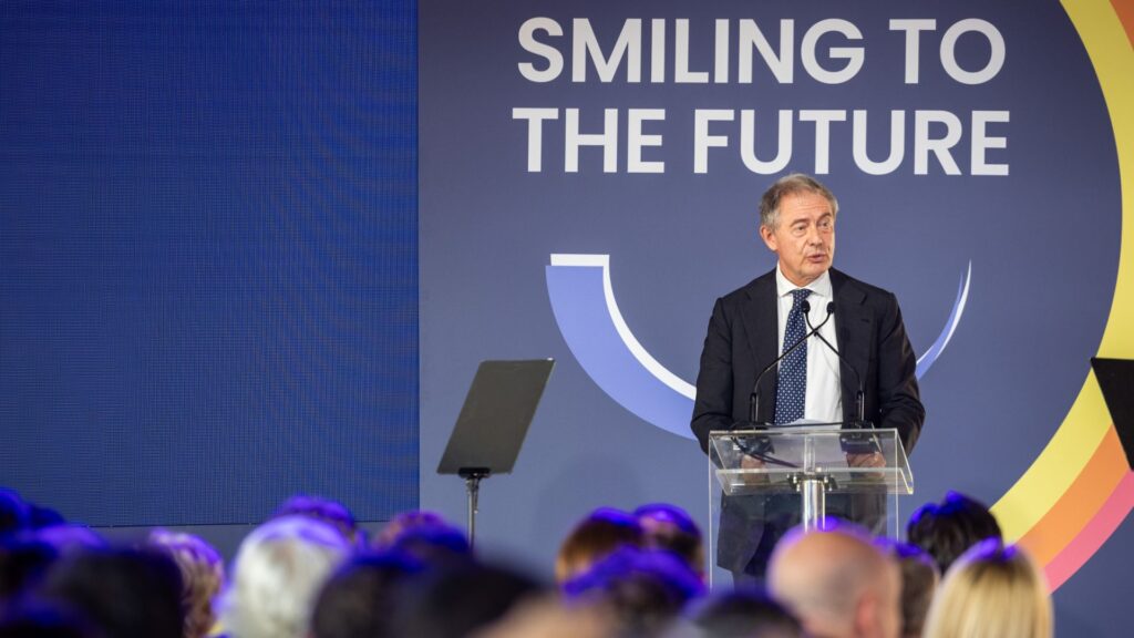 Ministre des Entreprises et du Made in Italy, Adolfo Urso à la conférence des 125 ans Fiat // Source : Fiat 