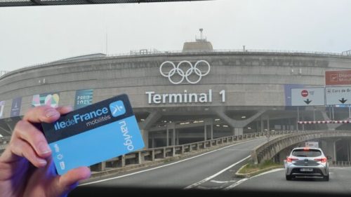 L'aéroport de Roissy-CDG aux couleurs des Jeux Olympiques de Paris 2024. // Source : Numerama