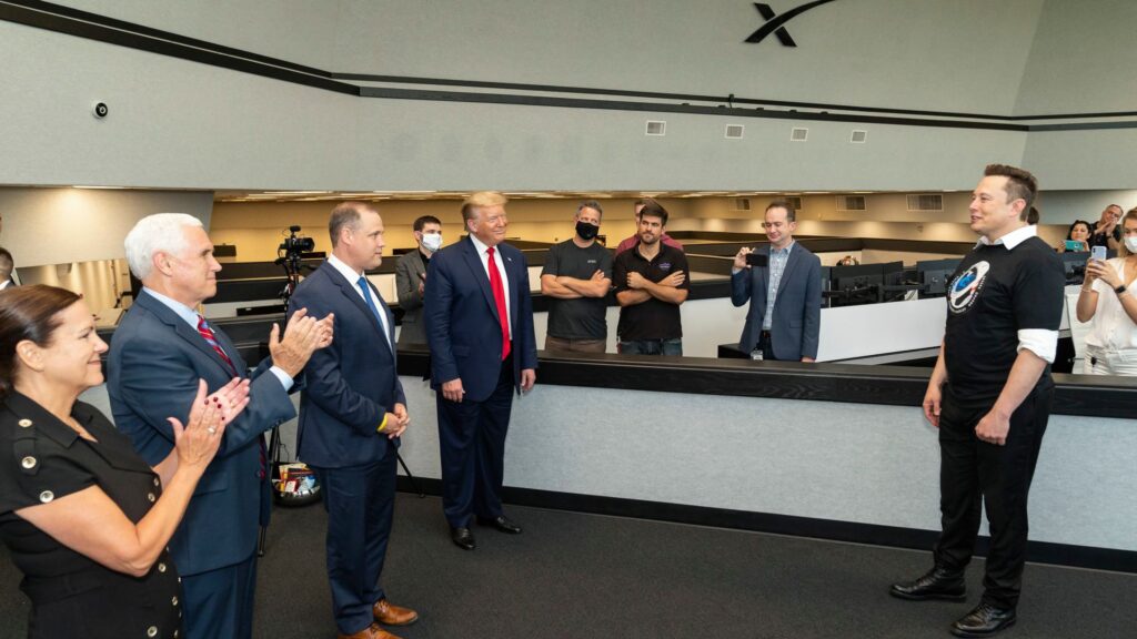 Trump en visite à SpaceX avec Elon Musk lors de son 1er mandat // Source : Flickr @Trump White House Archive