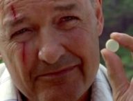 John Locke décrivant le backgammon à Walt (Lost, saison 1, épisode 2 – Pïlot Part 2). // Source : ABC Studios