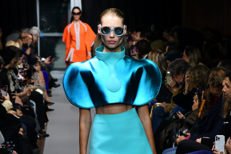 DESFILE DE PIERRE CARDIN EN LA SEMANA DE PARIS