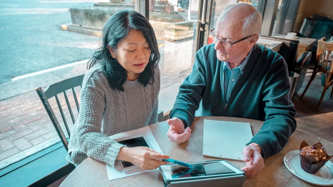 older man and his daughter shopping for Medicare Part D plans online-1